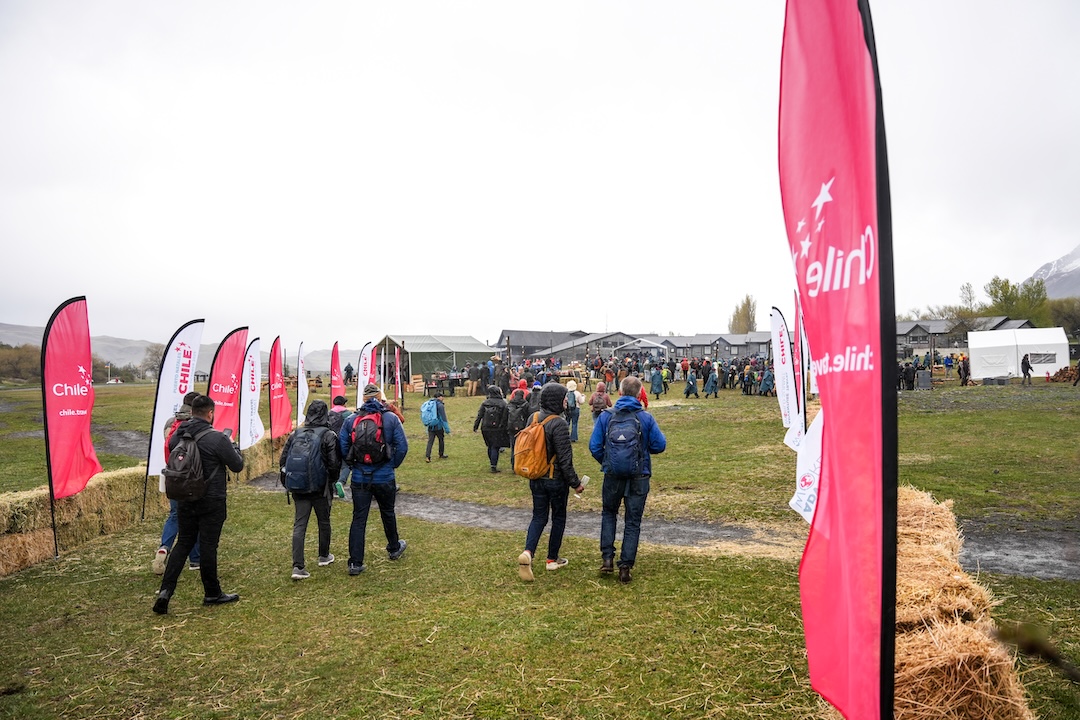 El hotel, ubicado en el corazón del Parque Nacional Torres del Paine, fue sede de la ceremonia inaugural de la importante cumbre internacional de turismo aventura.